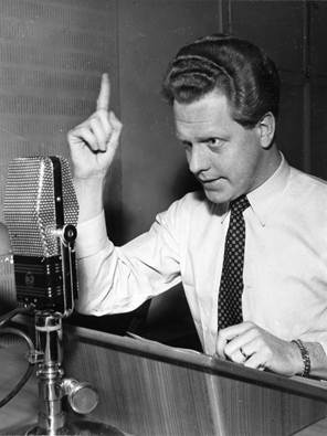 Beskrivning: http://upload.wikimedia.org/wikipedia/commons/7/75/Tage_Danielsson_radio.jpg